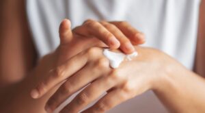 Cette nouvelle astuce bronzage sur TikTok, à base de produit pour bébé, inquiète les dermatos (à juste titre !)