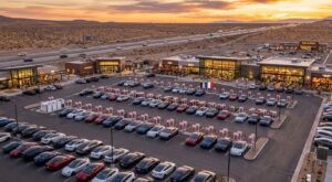 Fini les files d’attente aux bornes : cette méga-station Tesla de 400 recharges sur une autoroute clé va tout changer