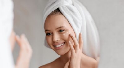 Vous appliquez votre crème anti-rides le matin ? Cette erreur fréquente annule tous ses effets