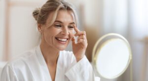 Ces 10 gestes beauté effacent les cernes et le teint terne après une nuit trop courte (et vous évitent l’air épuisé au travail)