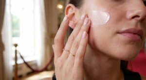 Hailey Bieber et Amal Clooney misent sur ce soin SPF 50 Charlotte Tilbury pour un glow longue durée que les Français ignorent