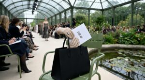 Isabelle Adjani, 70 ans, affole le défilé Dior avec cette coupe qui lifte le visage (et que les femmes de 50 ans vont copier)