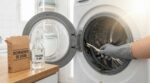 « J’ai frotté le caoutchouc du hublot de ma machine à laver avec cet accessoire oublié » : depuis, cette bouillie noire a disparu