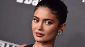 Kylie Jenner fait sensation avec sa coiffure aux Oscars : elle explose les scores et fait oublier le chignon