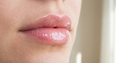 Lèvres marquées et peur des injections : ce gloss hydratant repulpant lisse les ridules et les gonfle dès la première application