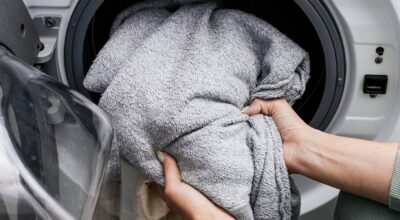 Personne ne vérifie ça avant la machine, pourtant cette erreur abîme votre linge à petit feu et le laisse sale malgré l’odeur