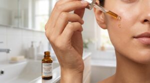 Marre des traces d&rsquo;autobronzant ? Ce sérum La Crique donne un visage bronzé sans démarcation (et fait oublier fond de teint)