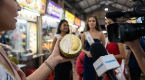 Miss France 2026 en plein malaise à Singapour : cette phrase sur l’odeur d’un fruit local affole complètement les internautes