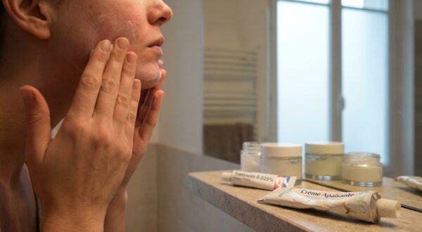 Peau qui brûle avec la trétinoïne ? ce dermatologue alerte sur cette erreur et révèle 5 soins à adopter d&rsquo;urgence