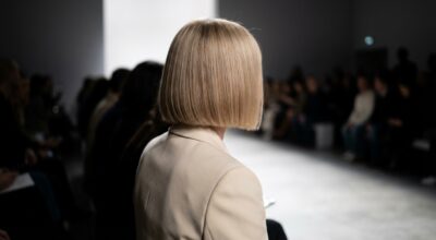 Phoebe Dynevor méconnaissable : cette coupe courte blonde va lancer la tendance cheveux la plus copiée du printemps