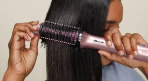 « Je n&rsquo;ai jamais eu les cheveux aussi brillants » : Avant de racheter un sèche‑cheveux, regardez cette brosse 2‑en‑1 Shark