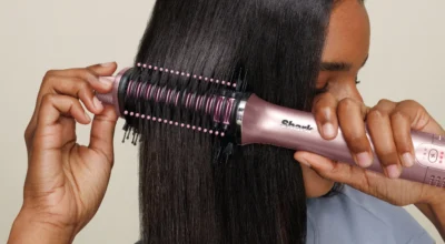 « Je n&rsquo;ai jamais eu les cheveux aussi brillants » : Avant de racheter un sèche‑cheveux, regardez cette brosse 2‑en‑1 Shark
