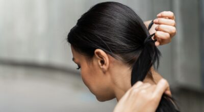 Queue-de-cheval : après 50 ans, cette erreur de hauteur vieillit le visage, voici le placement que les coiffeurs conseillent pour lifter