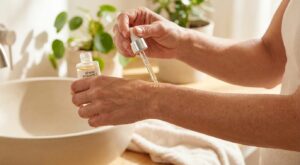 Rides lissées et teint lumineux en 1 jour : ce sérum anti-âge compatible soleil affole les avis en ligne en france