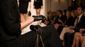 Si vous êtes blonde à la peau pâle, ce rouge à lèvres Chanel porté par Angèle au défilé risque de devenir votre vraie obsession