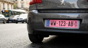 Si vous voyez cette nouvelle couleur sur les plaques d’immatriculation en 2026, voilà ce que ça change vraiment pour vous