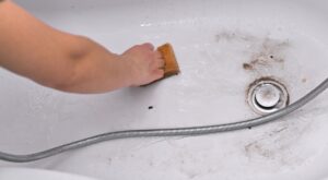 L&rsquo;astuce à 1 euro pour effacer une tache de coloration capillaire maison sur le lavabo (et sans frotter !)