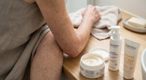 Taches, peau sèche, relâchement après 50 ans : ces soins corps (et ce détail dans la chambre) changent tout en quelques semaines