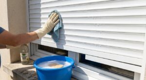 Volets roulants PVC encrassés : arrêtez la Javel, ce mélange maison avec 3 ingrédients du placard les garde des mois comme neufs