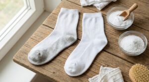 Vos chaussettes blanches toutes grises sous le pied : ces deux poudres naturelles les sauvent en 1 heure seulement