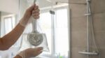Votre douche ne crache plus qu’un filet d’eau ? Ce duo d’ingrédients du placard la transforme en torrent en moins d’une heure