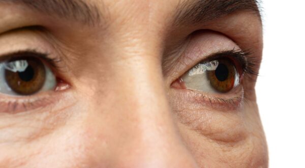 Vous avez les yeux gonflés au réveil ? Voici ce qu&rsquo;il faut absolument bannir de votre routine du soir