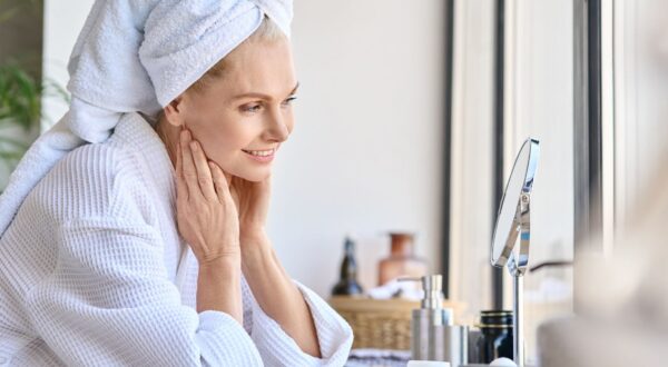 Après 40 ans : cette erreur précise lors de votre maquillage alourdit vos paupières (et comment l'éviter !)