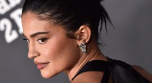 Quand le jean fait trop basique, les It Girls de L.A. dégainent cette pièce Y2K validée par Kylie Jenner (et ça change tout)