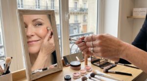À 50 ans, cette pro du maquillage révèle 7 erreurs qui vous vieillissent de 10 ans (et comment les corriger vraiment)