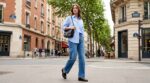 À L.A. et New York, les It-girls ont troqué leurs tops sexy pour ce haut bleu « ennuyeux » qui change tout avec jeans et pantalons