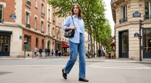 À L.A. et New York, les It-girls ont troqué leurs tops sexy pour ce haut bleu « ennuyeux » qui change tout avec jeans et pantalons