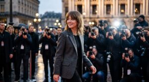 Angèle abandonne son shag signature pour cette coupe mi-longue sauvage en 2026 (et les coiffeurs s&rsquo;y préparent déjà)