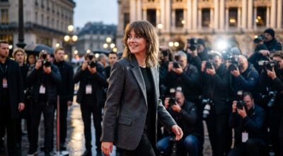 Angèle abandonne son shag signature pour cette coupe mi-longue sauvage en 2026 (et les coiffeurs s&rsquo;y préparent déjà)