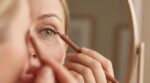 Après 40 ans, cette astuce maquillage d’une pro remplace le liner et relève les paupières tombantes en quelques minutes