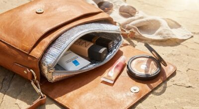 Canicule : l&rsquo;astuce secrète pour empêcher vos cosmétiques de fondre dans votre sac (magique !)