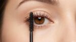 Après 40 ans, ce geste de 3 secondes avec votre mascara lifte instantanément les paupières tombantes