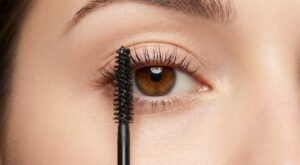 Après 40 ans, ce geste de 3 secondes avec votre mascara lifte instantanément les paupières tombantes
