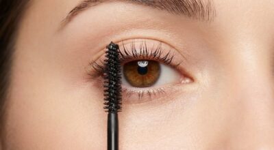 Après 40 ans, ce geste de 3 secondes avec votre mascara lifte instantanément les paupières tombantes