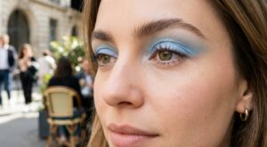 Ce geste maquillage de nos grands-mères devient la tendance beauté du printemps 2026 (et vous risquez vraiment de l&rsquo;adopter)