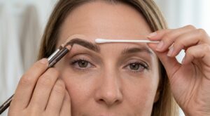 Ce geste maquillage sur cette petite zone du visage lifte et rajeunit le regard tombant en secondes, sans passer par la chirurgie