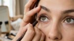 Ce geste maquillage sur la muqueuse, gardé secret par les pros, transforme les paupières tombantes en regard XXL en 5 s