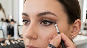 Ce geste que vous faites mal avec votre crayon pour les yeux : le secret de ce maquilleur TikTok pour un trait net qui tient