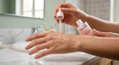 Ce sérum rose Eqqualberry lifte la peau fatiguée et donne un glow instantané (et sa texture va vraiment vous obséder)