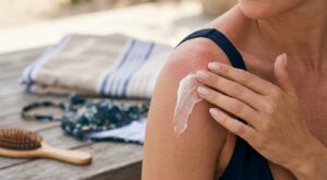 Si vous voyagez ce week-end, ce soin multi-usage remplace 4 produits dans votre trousse (et les dermatologues valident !)