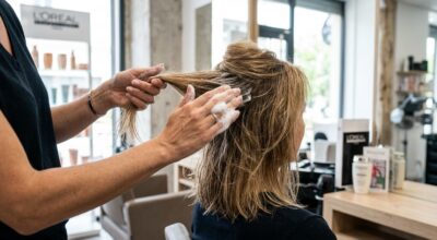 Cheveux fins aplatis : ce soin coiffant venu des années 1990 sauve enfin vos cheveux sans les alourdir (les coiffeurs l&rsquo;utilisent partout !)