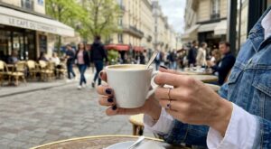 Ce type de manucure ultra sombre remplace les pastels sur les ongles en avril : les filles stylées ne jurent plus que par elle