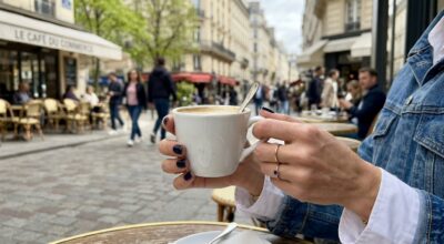 Ce type de manucure ultra sombre remplace les pastels sur les ongles en avril : les filles stylées ne jurent plus que par elle
