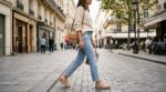 Ces 5 looks en denim prouvent que cette sandale « moche » que vous avez sûrement déjà chez vous, devient la plus chic avec un simple jean
