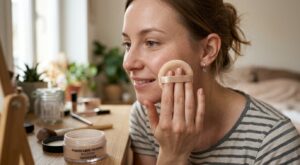 Cette poudre à moins de 10 € validée par les experts fait tenir le maquillage des peaux sèches impeccable toute la journée