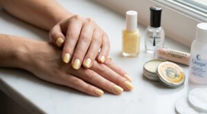 Cette pro des ongles de Hailey Bieber révèle 6 produits vendus en pharmacie qui changent tout pour votre manucure maison dès ce soir